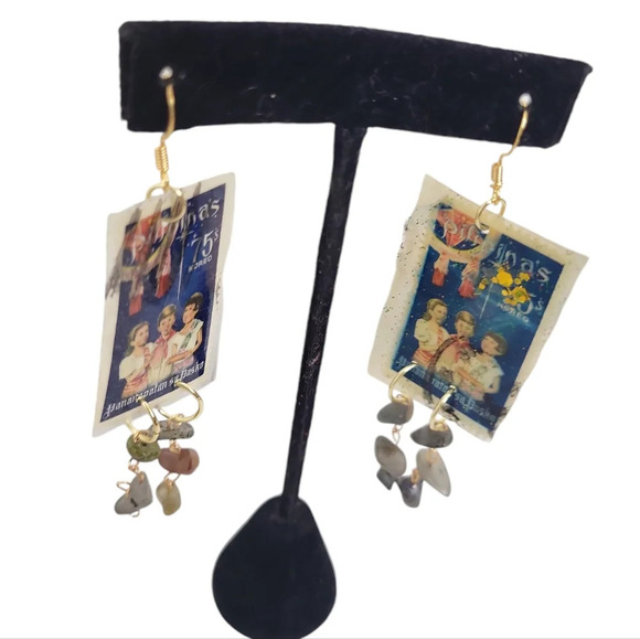 14k Gold Resin Vintage Philippines children singing xmas Stamp Earrings - Picture 4 of 4